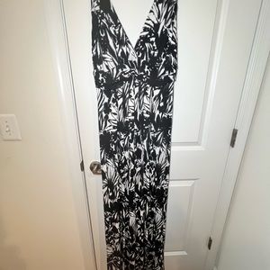 Lemon Tart Black & White Tropical Maxi Dress | XL
Sleeveless. V-neck